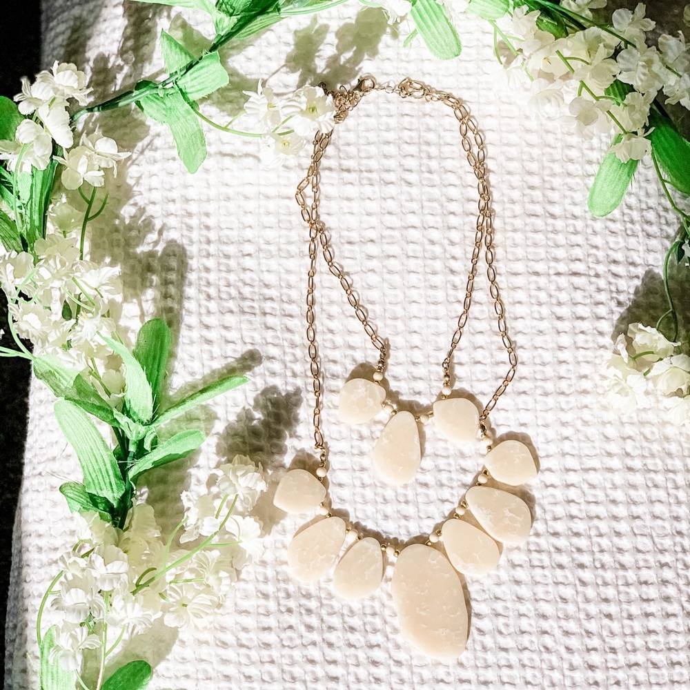 Pearl-colored Scalloped Necklace